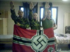 3 paras faisant le salut nazi