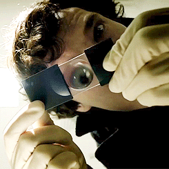 Sherlock à la loupe en contreplongée